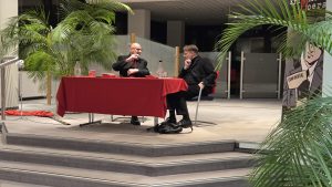 Andreas Pflüger im Gespräch mit dem Moderator Ulrich Noller über seinen Thriller "Kälter".